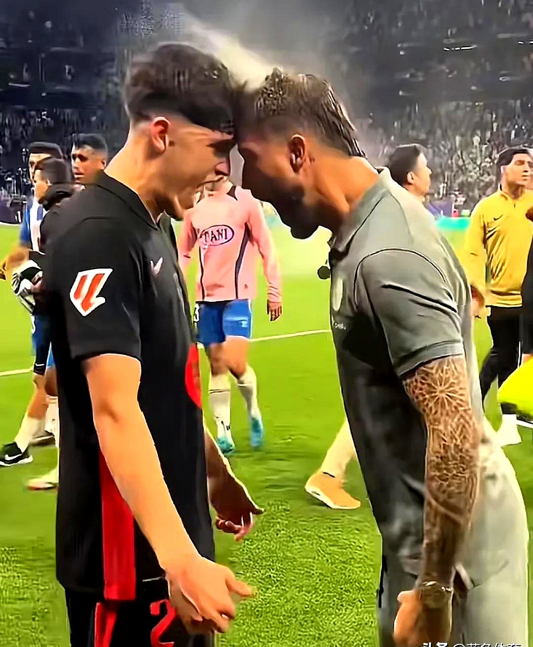 赛场上的团结与拼搏，球员战术发挥巧妙