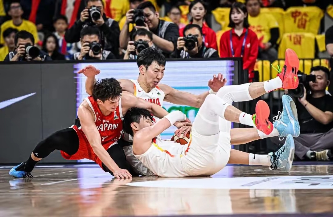 关于CBA球员私下互动，展现团队凝聚力的信息