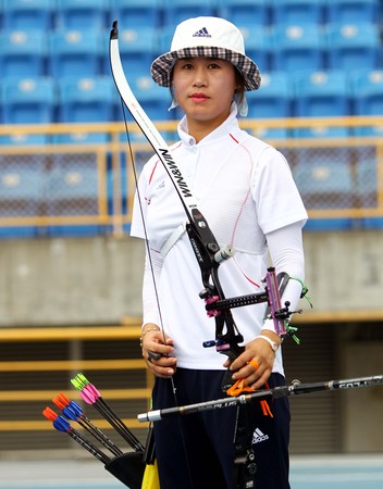 芬兰选手夺得射箭比赛金牌，技艺高超