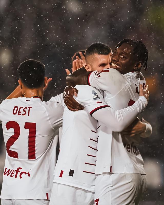 拜仁绝杀AC米兰，布鲁诺·费尔南德斯制霸全场的简单介绍