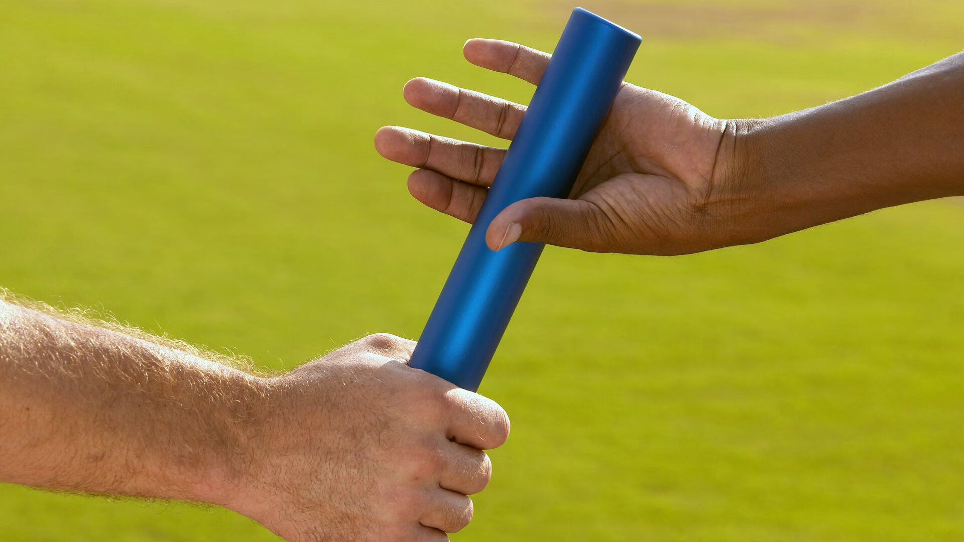 赛道上的心跳时刻，红牛险胜法拉利，周冠宇高光表现引全球瞩目